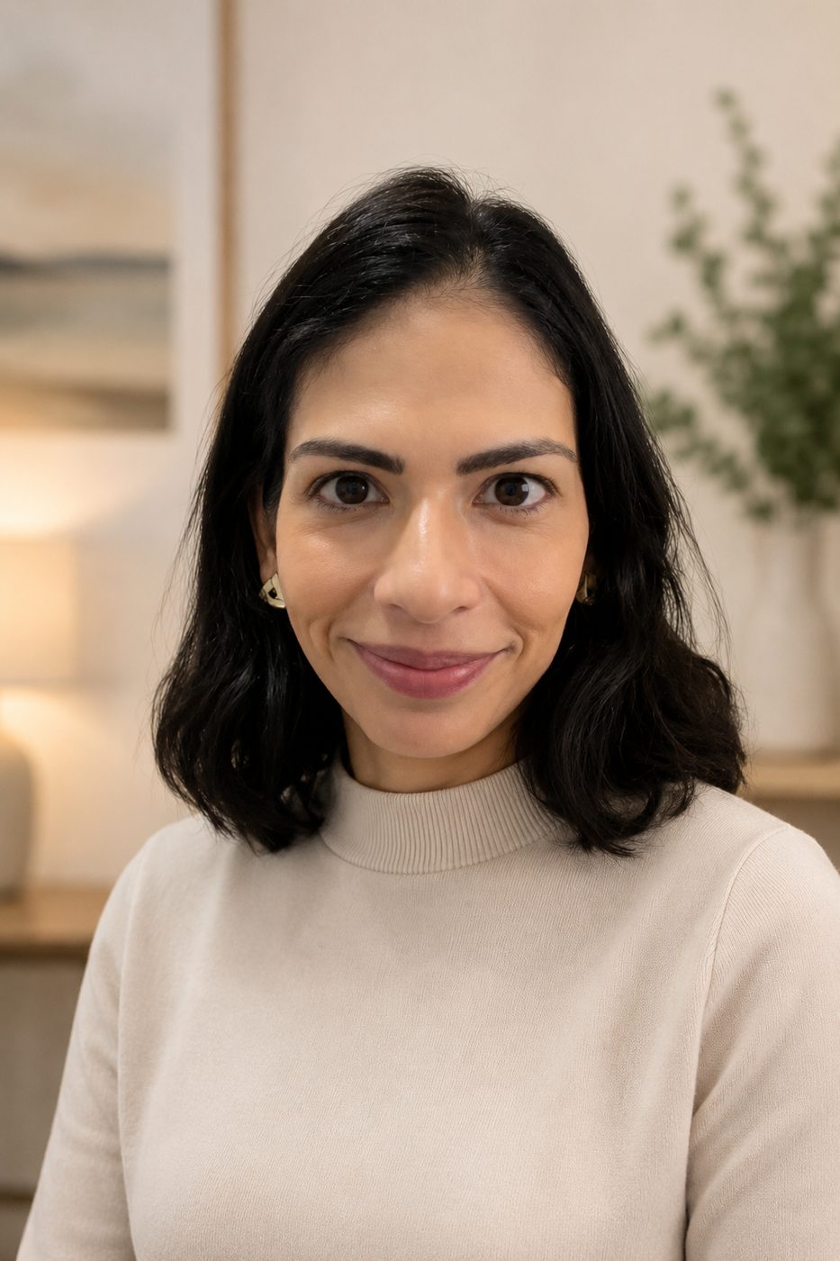 Retrato profissional da Dra. Gabriela Junqueira, dermatologista em Campo Grande/MS.